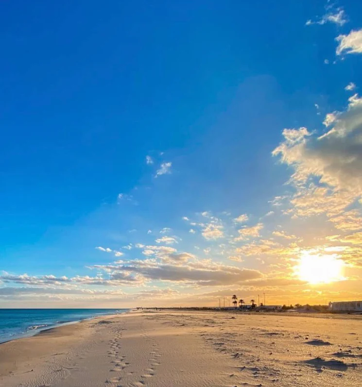 Plage de Tazarka au coucher du soleil